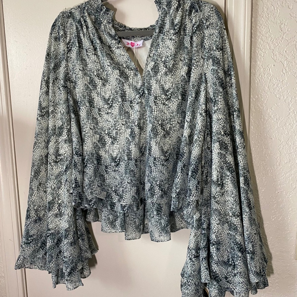 Buddy Love NWT‎ Women's Snakeskin Print Blouse Top Bell Sleeve Cutout Back